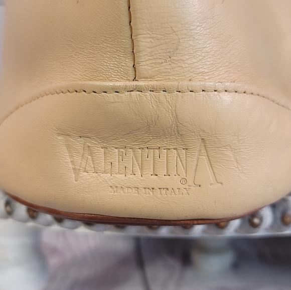 Valentina Cream and Tan Leather Shoulder Bag - Picture 5 of 15